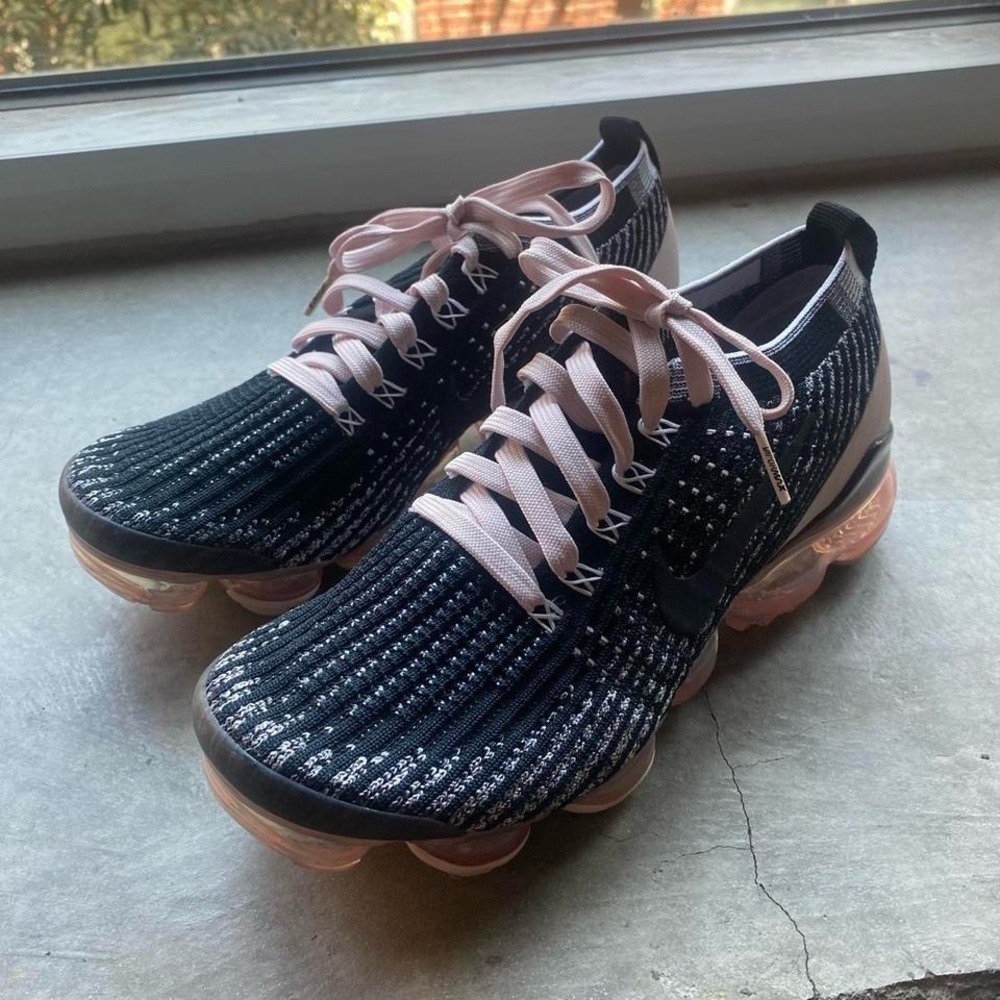 Nike Women's VaporMax FlyKnit Sneakers 7.5